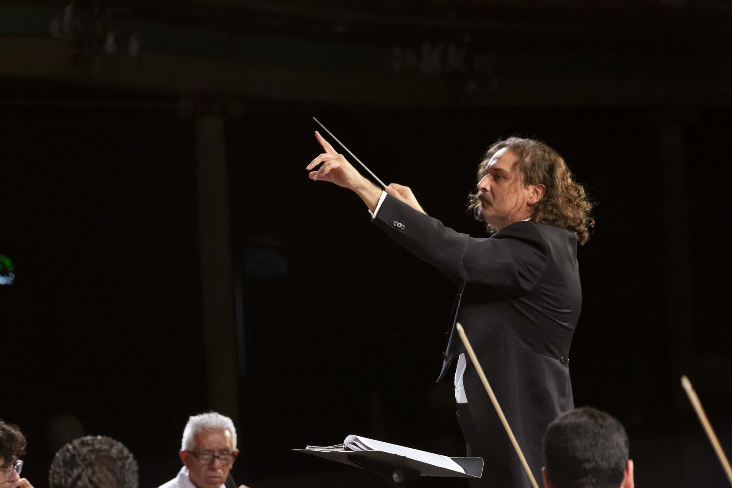 Maestro Dr. Gil de Gálvez dirigiendo